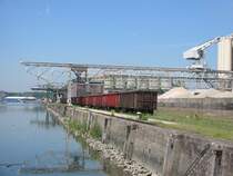 Eine Reihe von offenen G�terwagen steht am 27.05.2005 bei einer Verladebr�cke an Becken 4 des Karlsruher Rheinhafens.