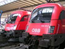  Zwei Stiere  1116 001-7 u. 1116 238-5 auf Gleis 11 u. 12 am  M�nchner Hbf (2005-06-03)