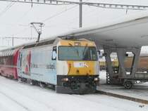 RhB - Ge 4/4 645 vor Schnellzug im Bahnhof Samedan am 04.12.2009