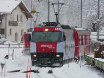 RhB - Ge 4/4 650 vor Schnellzug bei der einfahrt in den Bahnhof Samedan am 04.12.2009