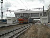 Lok ЧC4T-389 mit D 114NJ Brest Central-Novosibirsk (Брэст-Новосибирск) auf Bahnhof Minsk (Мінск) am 10-7-2008.