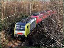 189 932 (ES 64 F4-032) vor einem Lokzug aus Mukran. Stralsund am 04.01.08 