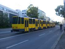 Berlin: Stra�enbahnlinie M4 nach Betriebshof Wei�ensee an der Haltestelle Wei�ensee Falkenberger Stra�e/Berliner Allee.