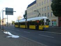 Berlin: Stra�enbahnlinie M2 nach Betriebshof Wei�ensee an der Haltestelle Wei�ensee Falkenberger Stra�e/Berliner Allee.