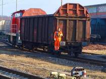 Bei diesen frostigen Temperaturen gibt es bestimmt bessere Arbeitspl�tze als auf dem Trittbrett eines Waggon zu stehen und �ber die Fernsteuerung  die 294 657-4 zu steuern.