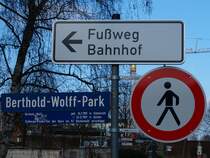 Ja watt den nu? Gesehen in der N�he des Stolberger Hbf am Berthold Wolff Park. �brigens geht es nach rechts zum Bahnhof.