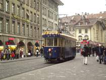 Das M�rlitram kurvte am 13. Dezember 2009 durch bern. Hier bei der Haltestelle B�renplatz.