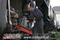 Das Lokteam bei der Arbeit - 52.4984 in Wien - Ost am 24.10.08.
PS: Bin �brigens selbst Mitglied des Club  Lokteam  und der Fotostandpunkt war �ffentlich zug�nglich.