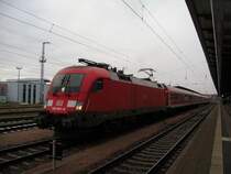 Ich musste mir erst einmal die Augen reiben, als  an dem Fu�ball-Sonderzug Rostock-Cottbus pl�tzlich die BR 182 hing! Was f�r eine Freude! Der Zug bestand aus ex IR-Wagen, Halberst�dter Wagen und dem Wittenberger Steuerwagen. 
Rostock, 14.12.09