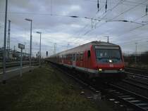 Die Bereitstellung des Fu�ball-Sonderzuges auf Gleis 7 des Rostocker Hbf's. Ein irre langer Zug, bestehend aus Wittenberger Steuerwagen, Halberst�dter- und ex IR-Wagen. Noch ahnte ich nicht, welches Schmuckst�ck sich am Ende offenbarte...
14.12.09
