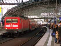 112 115-1 mit Ihrem RE1 aus Magdeburg kommend in Richtung Eisenh�ttenstadt im Berliner Hbf am 13.12.09