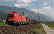 1116 121 hat einen gemischten G�terzug am Haken und wird ihn vermutlich nach Hall i.Tirol bringen. (07.08.2009)