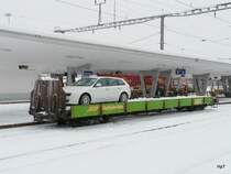 RhB - Autotransportwagen Skl 8402 im Bahnhof Samedan am 04.12.2009