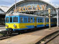EN57-1234 bei Ausfahrt aus Wroclaw Glowny (Breslau Hbf.) - 01.06.2005
