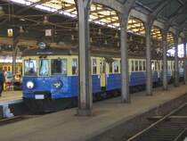 EN57-897 steht im Hauptbahnhof Breslau (Wroclaw Glowny) abfahrbereit nach Wegliniec. Vom Dreilichtspitzensignal leuchtet nur eine Lampe. - 01.06.2005
