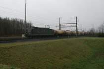 Eine der letzten gr�nen, die Re 6/6 11662, f�hrt am 12.12.09 bei heftigem Schneefall von Rupperswil Richtung Aarau.