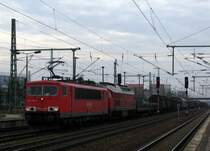 155 246-2 mit 232 498-6 und einem langen gemischten G�terzug am 30.11. in Berlin Sch�nefeld. 