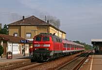 Am 23. August 2009 gibt die Ulmer 218 193 in Aulendorf alles, um ihren versp�teten IRE 4207 von Ulm nach Lindau wieder auf H�chstgeschwindigkeit und Richtung Bodensee zu bringen.
Dem Foto ging eine 50-Min�tige, sowohl akustisch als auch visuell eindrucksvolle Fahrt im ersten Wagen hinter der Lok voraus :-)