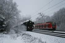 Wettfahrt von 01 066 mit Sonderzug nach Salzburg und einer S-Bahn am 12.12.2009 in Haar. Der Quitschie hat �brigens verloren ;-)