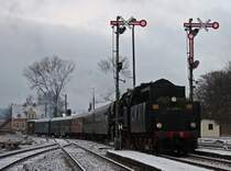 Nicht ganz original, die beiden Formsignale im Bahnhof Schlettau, aber ein sch�nes Fotomotiv. Zum Gl�ck kam 50 3616 mit Tender voran aus Schwarzenberg, sonst h�tte ein h��licher Plaste-Weihnachtsmann an der Rauchkammert�r die Aufnahme versaut.