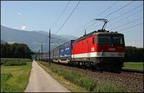 1144 243 (9181 1144 243-5) hat den TEC 42176 (?)  Verona Q.E. – Bremen-Golland, am Haken und bringt ihn durch das Inntal nach M�nchen. Man beachte die XXL Wechselbr�cken auf den vorderen Tragwagen.