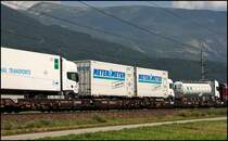 Neben den 8-Achsigen Niederflurwagen der �kombi bzw. von CEMAT (obwohl italienisch ist der Heimatbahnhof W�rgl) werden auch 12-Achsige Niederflurwagen eingesetzt. Die k�nnen ein etwas h�heres Ladegewicht verkraften. (07.08.09 bei Schwaz)