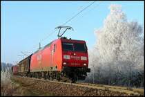 145 015-4 mit einem G�terzug von Rostock-Seehafen nach Mukran am 23.12.2007 zwischen Hp Gr�nhufe und Hbf Stralsund.