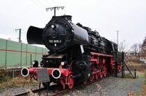 052 8015 als Denkmallok am Bf Lehrte

die 0 und die Anschrift Bw Lehrte finde ich zwar unpa�end
da sie geboren im Jahre 1943 als Nr.16590 bei Krupp in Essen und
rekonstruiert 1969 im RAW Stendal wurde und damit keine DB-Lok war

aber der Zweck heiligt bekanntlich die Mittel,
sie kam im Tausch 2002 gegen eine Dampflok der R�Kb 1984