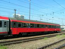  1.Klasse-Wagen  wird am M�nchner Hbf f�r EC117 bereitgestellt (2005-06-03)