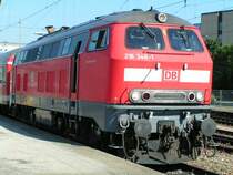 218 348-1 vor RE27001 am Bahnsteig 9 M�nchen Hbf 2005-06-03