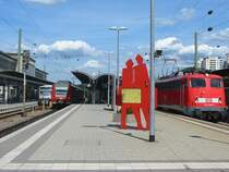 Generationen Treffen Links der BR650 der Transregio daneben 425-222 und zuletzt die 110-295.
Kaiserlautern Hbf.