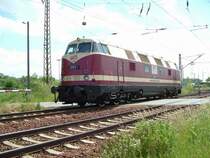 Das ist 228 (201) der MEG in G��nitz am 01.06.2005. Sie kommt gerade vom R�derwechsel. Auch wenn es nicht so ausieht, das Bild ist hinter einer Schranke von einem Feldweg aus aufgenommen wurden.