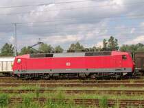 Die 120 102-9 wartet auf dem DB AutoZug1450 von Sassnitz/Mukran F�hrhafen nach Suttgart/Kornwestheim im Cargo-Bahnhof Rostock-Seehafen.(04.06.05)