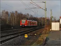 Quitschologie: Nachfrageschwankung an der Strecke des Mittelhessenexpress. W�hrend einige Verbindungen trotz Dreifachtraktion ab Frankfurt nur Stehpl�tze bieten, reicht zeitweilig sogar ein Quietschbaby an. Hier das Zweitgeborene... 426 002-2 (Fotostandort ist ein �ffentlicher Parkplatz, Dezember 2009).