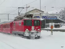 RhB - Ge 4/4 621 vor Regio bei der ausfahrt aus dem Bahnhof Samedan am 04.12.2009