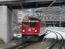 RhB - Ge 6/6 706 vor G�terzug unterwegs im Bahnhofsareal von Chur ,das Foto wurde aus dem Fahrendem Zug heraus gemacht am 04.12.2009