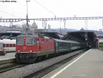 Re 4/4'' 11134 am 17.12.09 vor dem IR 1778 nach Basel. Da der Kupplungsvorgang zum Zeitpnkt der Aufnahme immer noch im Gange war, ist der Panto der Lok gesenkt.