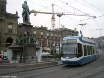 Es war bitterkalt am 17.12.09 in Z�rich, auf den Anzeigen wurden jeweils um die -5� angezeigt. Der Beweis soll der Alfred-Escher-Brunnen beim Hauptbahnhof zeigen, als die Cobra 3017 daran vorbei f�hrt.