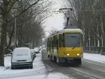 Zuverl�ssig - auf die Minute p�nktlich passiert diese Tram der Linie 21 - Fahrzeug 7053 der BVG - die ehemalige Haltestelle Blockdammweg/Ehrlichstra�e. 18.12.2009