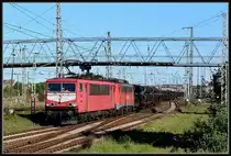 Rohre f�r Mukran.155 214-0 & 140 801-2 vor einem R�hrenzug nach Mukran. Stralsund am 13.05.09 