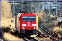 Wie frisch aus der Lackierkabine. 185 357-1 mit -45503- aus Mukran kommend.   Stralsund am 11.03.09 