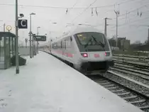 Hier ein IC von D�sseldorf Hbf. zum Ostseebad Binz, bei der Ausfahrt am 17.12.2009 aus Angerm�nde.