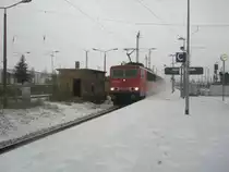 Hier 155 008-6 mit einem Kesselwagenzug in Richtung Berlin, bei der Durchfahrt am 17.12.2009 durch Angerm�nde