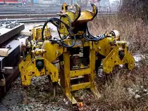 Stopfmaschine f�r einen 2Wegebagger. Dieses Anbauteil wird an den Ausleger des Baggers montiert und erleichtert das Stopfen zb. beim Austausch von einzelnen Schwellen. Gesehen am 17.12.2009 in Aachen West, wo in den n�chsten Tagen einige Schwellen getauscht werden m�ssen.