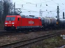 185 216-9 zieht einen Kesselzug aus den Aachener Westbahnhof richtung K�ln.