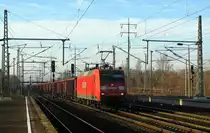 145 014-4 erreicht mit Holzabf�llen am 5.12. in Berlin Sch�nefeld und f�hrt prompt den Sonderzug nach Dresden zu.