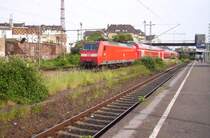 Am 29.05.2005 schob 146 020-3 der RE 1 RIchtung Aachen durch D�sseldorf-Wehrhan.