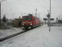 Hier 114 015-1 mit einem RE3 von Stralsund Hbf. nach Elsterwerda, bei der Einfahrt am 17.12.2009 in Angerm�nde.