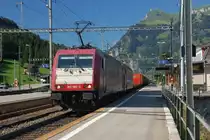 Zwei Lokomotiven von Crossrail (die vorderste ist die 185 592-3) durchfuhren am 29. Juli 2009 mit einem G�terzug den Bahnhof von Kandersteg.