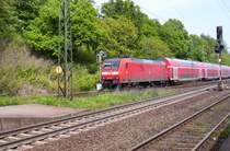 Der RE1 von Hamm(Westf) kommend wurde nach Aachen gezogen, obwohl er normalerweise Richtung Aachen geschoben wird. 146 023-7 f�hrt mit  dem RE in Stolberg Hbf ein. 19.05.2005